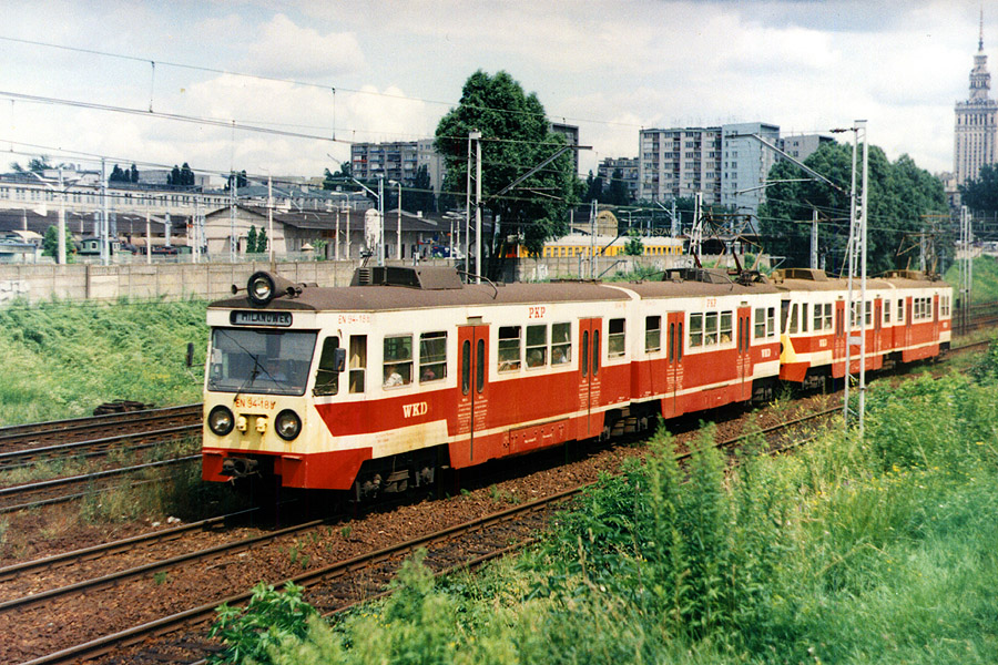 EN94-18
EN94-18 z którymś z braci, jako pociąg osobowy nr 351 Warszawa Śródmieście WKD - Milanówek, pomiędzy p.o. Warszawa Ochota i Warszaw Zachodnią. Wtedy te jednostki, będąc wciąż na "pekapie" przypisane były do tworu zowiącego się Zakład Taboru Warszawa Targowa.
Słowa kluczowe: WKD PKP EN94 EN9418