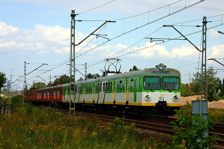 EN57-1901
Trójskład EN-ów (1903+1652+1901), tu od tyłu, jako osobowy 21230 z Radomia do Warszawy Wschodniej, przemierzają długi dystans między semaforami wjazdowymi stacji Warszawa Okęcie, a peronem pasażerskim. Dystans jest taki długi (dwie grupy towarowe, przedzielone górką rozrządową), że semafory wyjazdowe poprzedzone są tarczami ostrzegawczymi. Ale nie o tym ta piosenka - a o okresie przejściowym. Trójskład reprezentują jednostki pomalowane każda w inny schemat.
Słowa kluczowe: EN57 KM EN571901 EN571652 EN571903 Okęcie