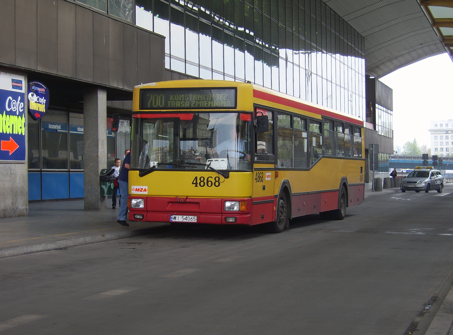 4868
Autobus przyjazny osobom niepełnosprawnym czeka na odjazd w kierunku Konstancina.
Słowa kluczowe: M121M 4868 700 dworzecCentralny