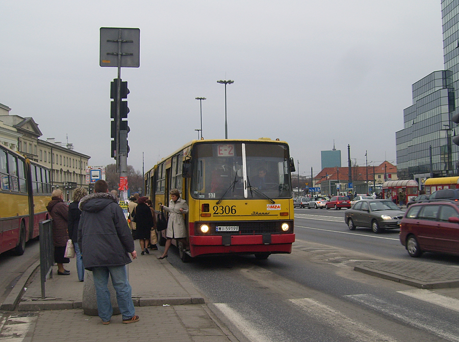 2306
Jeszcze reduciak obsługujący przystanek Plac Bankowy. Kto by pomyślał, że właśnie ten będzie tym ostatnim?
Słowa kluczowe: IK280 2306 E-2 pl.Bankowy Marszałkowska