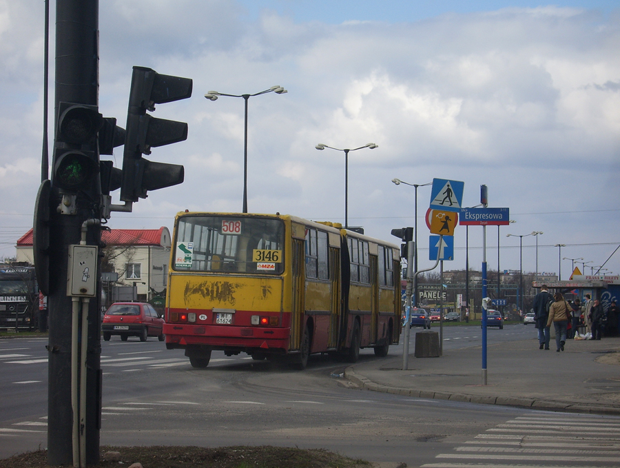 3146
Szkoda było przysypywać takie piękne fotki sprzed kilkudziesięciu lat, ale jak już Kolega Victor AK wrzucił coś z "nowszej" historii to i ja się podczepię.. :) Rdzennie stalowa lewarzyna na 508 dojeżdża do przystanku Ekspresowa, który to tamtymi czasy był głównym przystankiem w ciągu ul. Modlińskiej. Kilka lat temu Konwaliowa zdeklasowała Ekspresową i tak pozostało do dziś.
Słowa kluczowe: IK280 3146 508 Modlińska