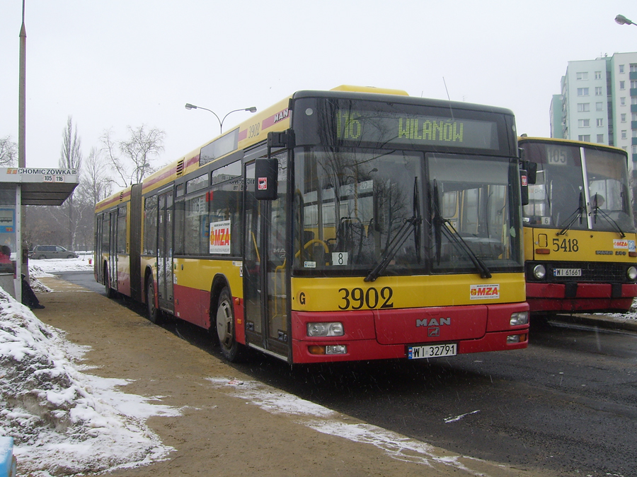 3902
Nie samymi ikarusami "Chełmska" żyła... ;) Na 116 Stalowej nie było, a więc od 8 lat nie uświadczymy starego MANa na tej linii.
Słowa kluczowe: NG313 3902 116 Chomiczówka