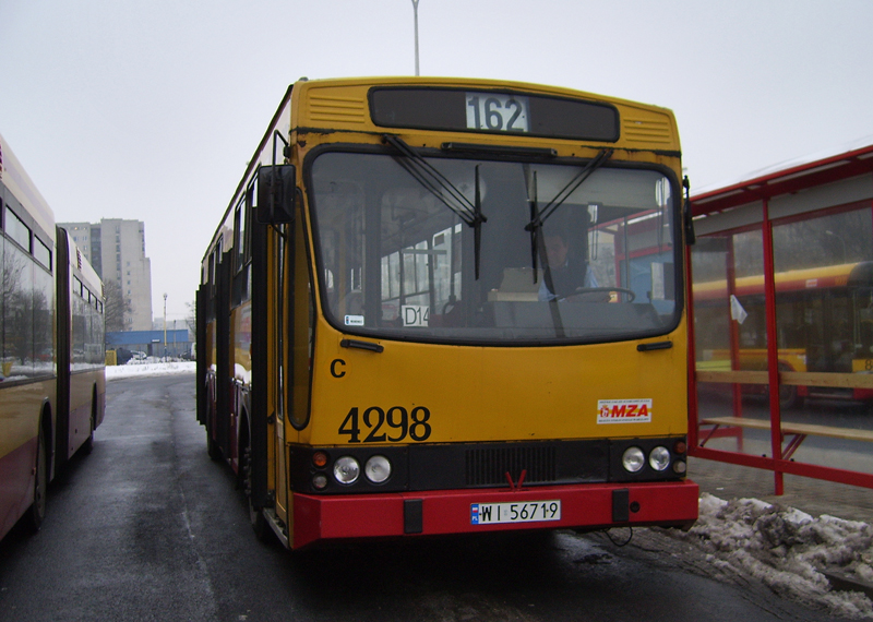 4298
Jeszcze wtedy chełmski kwadrat na wtyczce 162. Niestety wówczas robiłem tylko takie katalogowe zdjęcia z bliska, byleby mieć wóz czy ciekawy zestaw złapany... Ale ma to też swoje plusy ;)
Słowa kluczowe: 120M 4298 162 Targówek 2006