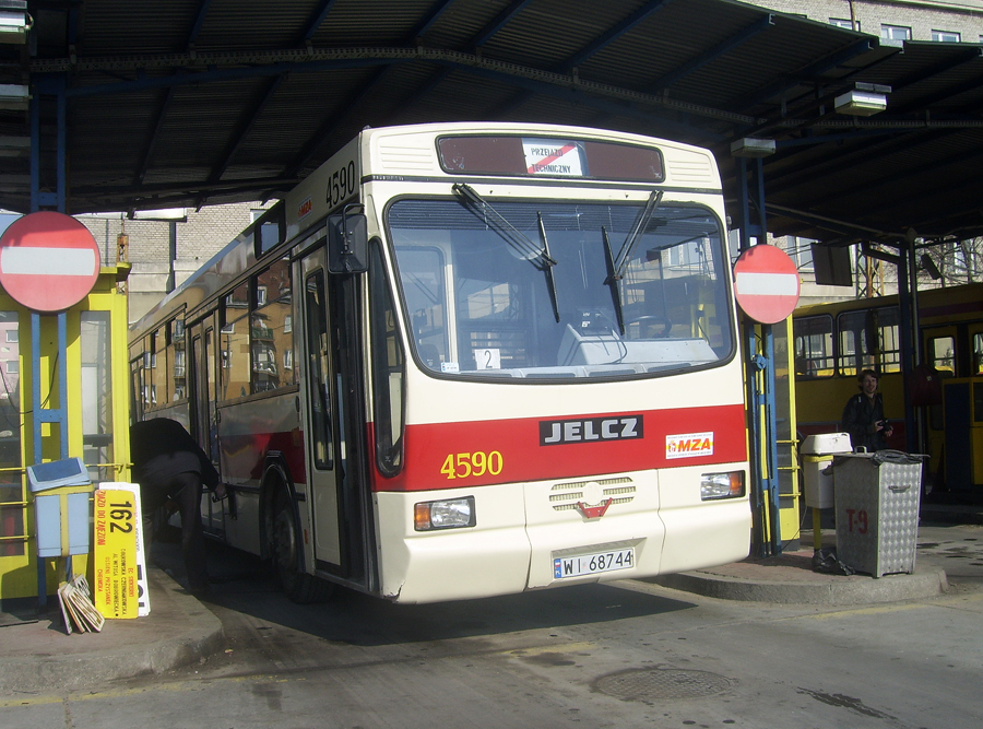 4590
Na zakończenie perełka na pompach. Tak, krzywe, ale zostawiam takie bo nie chcę nic ucinać. Mam nadzieję, że podobała się wspominkowa seria. ;)
Słowa kluczowe: M121M 4590 PT ZajezdniaChełmska