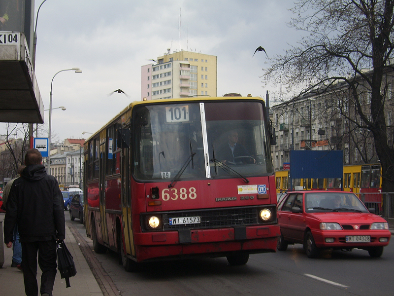 6388
Tak, jakość nikczemna, ale był to ostatni krótki Ikarus z oryginalnym, czerwonym lakierem na Stalowej. Na Woronicza jeszcze wtedy w takim umaszczeniu jeździł 6373. Tylko że tamten miał brzydkie żółte zderzaki. 6388 zawsze mi się bardziej podobał.
Słowa kluczowe: IK260 6388 101 Targowa