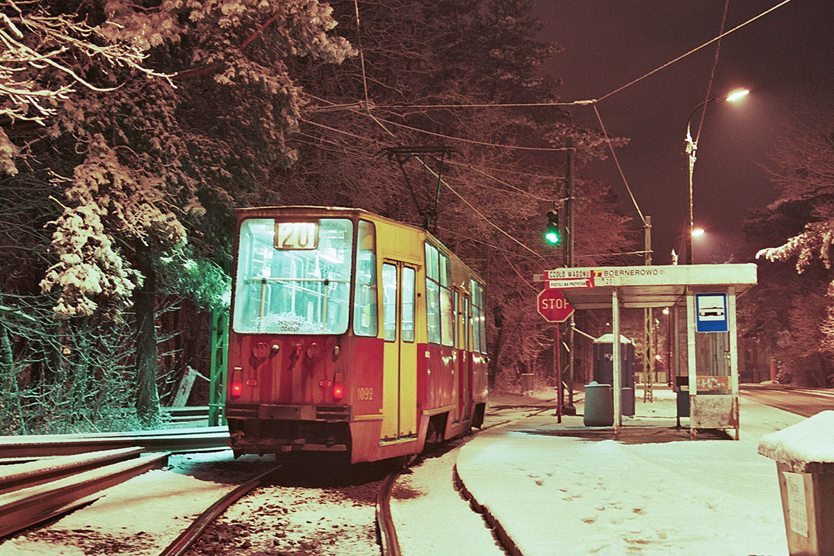 1092
Czas leci, a kolejne serie tramwajów znikają z szyn. Śnieżne Boernerowo. Ciekawe czy biały puch zagości na dłużej tej zimy? 
Słowa kluczowe: 105Na 1092 20 Boernerowo