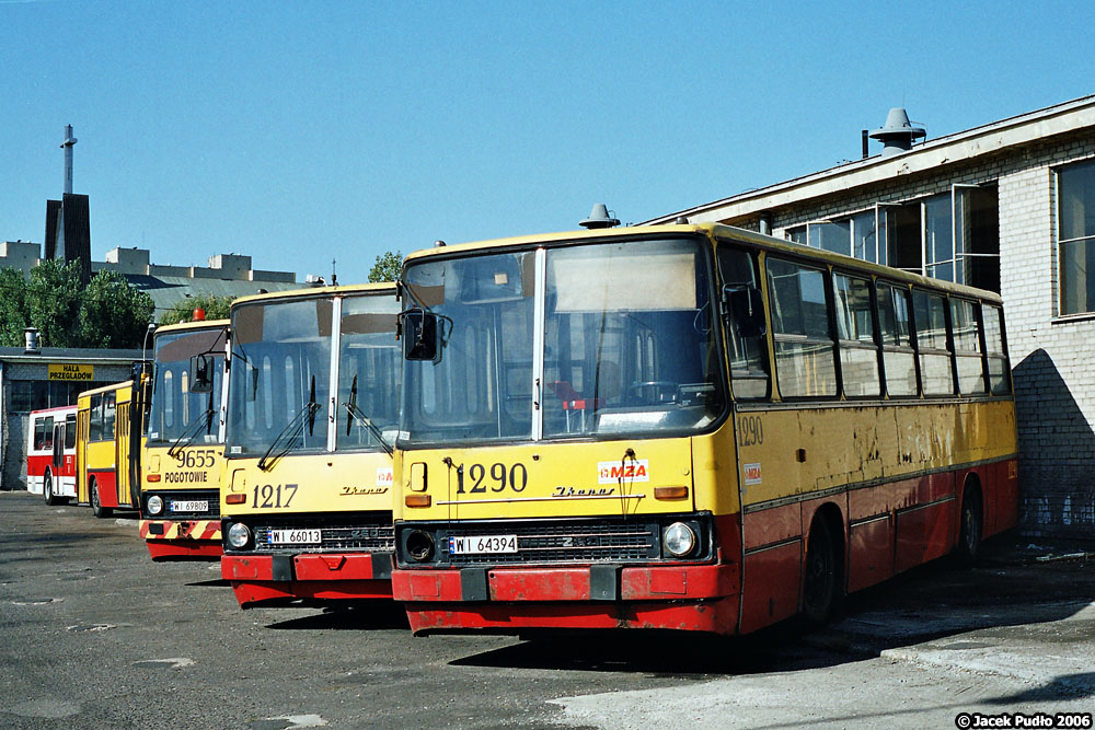 1290
Ikarus oczekujący na kasację w 2006 roku. Zdjęcie analogowe.
