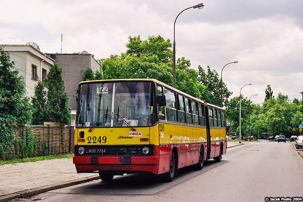 2249
2249 z Redutowej w 2004 r. straszył stanem blacharki. Nic nie zapowiadało wtedy, że pojawi się tutaj linia 222 i elektrobusy korzystające z ładowarki.
Słowa kluczowe: IK280 2249 Spartańska 122