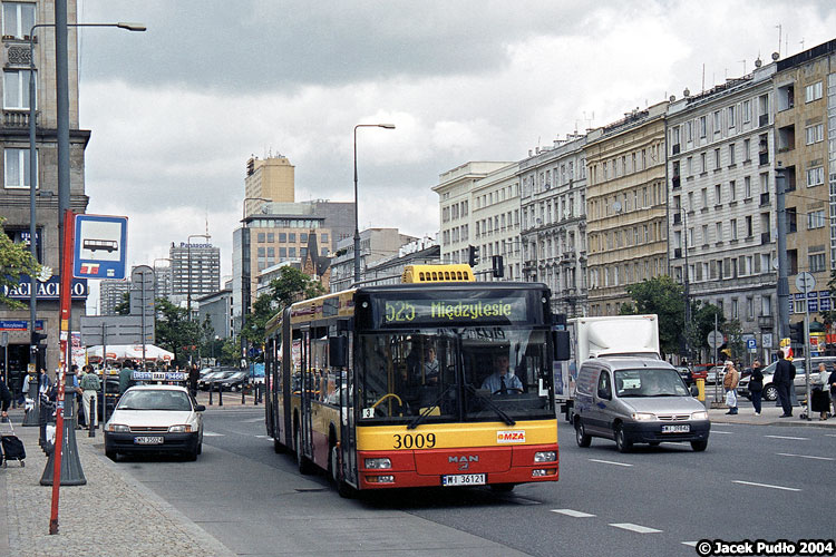 3009
W początkowym okresie NG313 można było spotkać na reprezentacyjnych liniach w całym mieście.
Słowa kluczowe: NG313 3009 525 PlacKonstytucji 2004