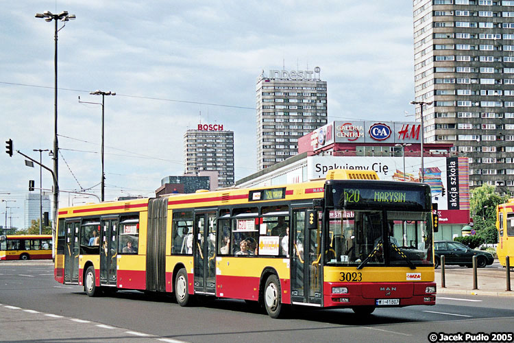 3023
MAN skasowany w tym roku z przebiegiem 1 mln km. Wiele linii pospiesznych pocięto na pół, ale 520 jeszcze się trzyma.
Słowa kluczowe: NG313 3023 520 Marszałkowska 2005