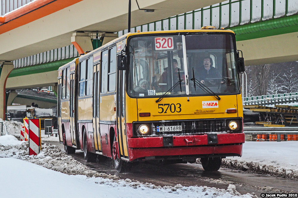 5703
Ikarus w mroźną zimę 2010 roku na węźle drogowym między Trasą Siekierkowską a Żołnierską, który od kilkunastu lat jest w stałej rozbudowie.
Słowa kluczowe: IK280 5703 520