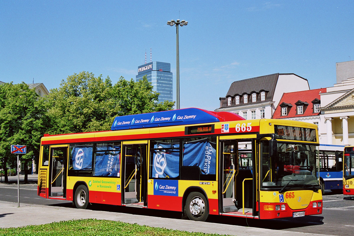 Jelcz M125M/4 CNG
Jelcz z MPK Rzeszów w barwach podobnych do Warszawskich. Jelcz liczył wtedy bardzo mocno na zamówienia z Warszawy na fali zainteresowania paliwem CNG.
Słowa kluczowe: M125M