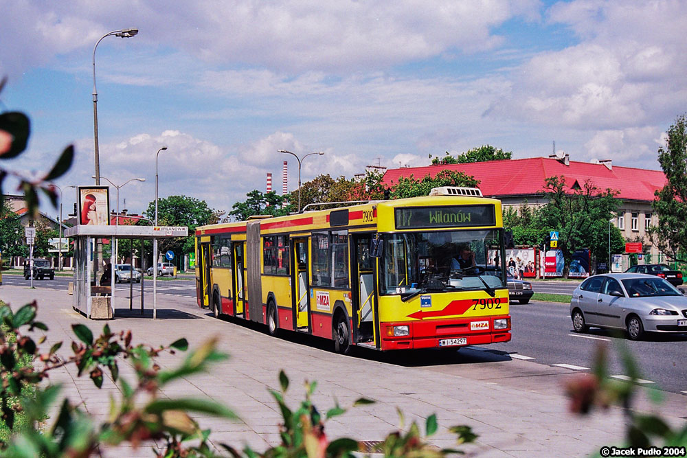 7902
Częściowo nisko-, częściowo wysokopodłogowy - taki symbol lat 90., czyli Jelcz M181M. Dla mnie to były ciekawe autobusy.
Słowa kluczowe: M181M 7902 117 Wilanów