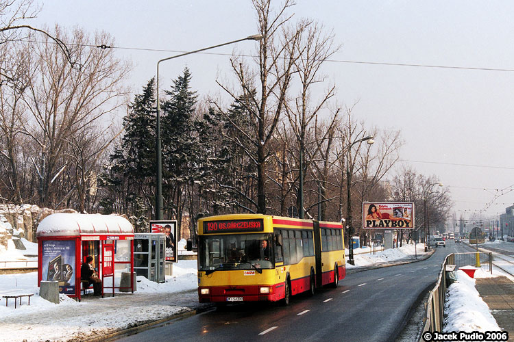 7961
Tak przyzwyczaiłem się do widoku przegubowych Jelczy, aż trudno mi przywyknąć, że nie ma ich na ulicach.
Słowa kluczowe: M181M 7961 190 alSolidarności 2006