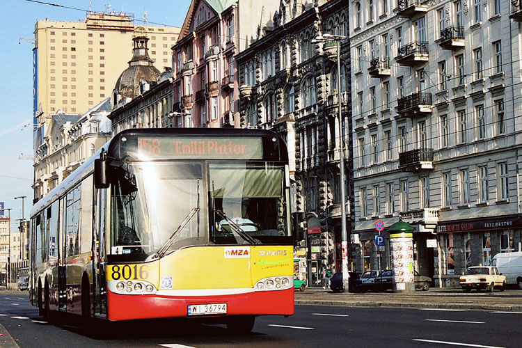 8016
W 2004 r. Duże Fiaty nie były jeszcze niczym niepopularnym na ulicznych parkingach. W ogłoszeniach widniały nawet za 500 zł.
Słowa kluczowe: SU15 8016 158 AlJerozolimskie 2004