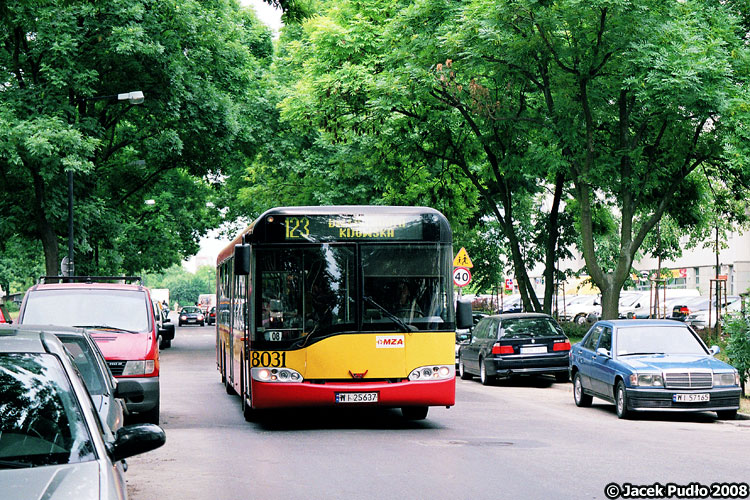 8031
Niekompletny Solaris na ładnie zadrzewionej ulicy.
Słowa kluczowe: SU15 8031 123 Zwycięzców