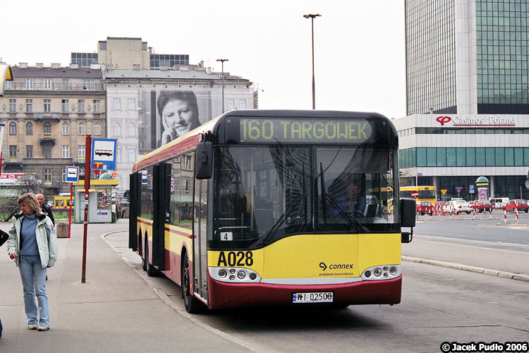 A028
10 lat temu na Emilii Plater. Perspektywa nie zmieniła się znacząco, wciąż mamy tu kamienice z przełomu wieków i wieżowce z lat 70. i 80. Autobus jeździ obecnie w Irexie.
Słowa kluczowe: SU10 A028 160 EmiliiPlater 2006