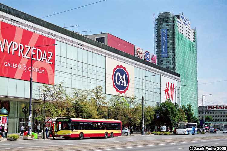 A039
W tle remont 111-metrowego Novotel Warszawa Centrum z 1974 r. Budynek wkroczył do warszawskiego pejzażu razem z Berlietami. Autobus obecnie jeździ podobno w Bergamo.
Słowa kluczowe: SU15 A039 171 Bracka 2005