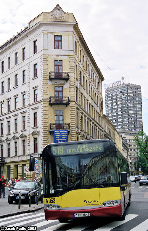 A053
Przejście w tym miejscu przez ulicę wymaga przeciskania się między samochodami. Kamienica w tle nadal niszczeje, a autobus jeździ w Irexie po Tychach.
Słowa kluczowe: SU15 A053 518 Bracka 2005