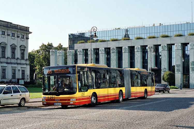 A207
MAN przejeżdża po bardzo niefortunnej dla współczesnych, ciężkich autobusów nawierzchni z kostki granitowej. Może nie tyle niekorzystna jest sama kostka, co zbyt elastyczna podbudowa - jezdnia w tym miejscu szybko robi się pofalowana i nierówna. 
Słowa kluczowe: LionsCityG A207 195 PlacKrasińskich