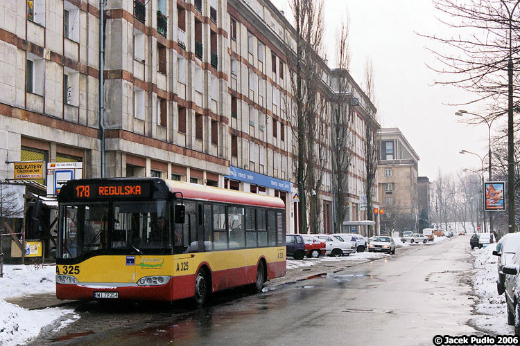 A325
Te autobusy były piękne jak były nowe, jednak im starsze tym bliższe były stanu ruiny. Autobus jeździ obecnie w firmie Natan po Olkuszu.
Słowa kluczowe: SU10 A325 178 PlacHallera 2006