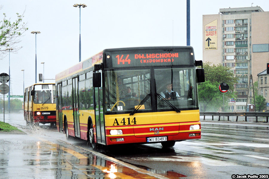 A414
Wiecznie zatłoczona Modlińska, wówczas chyba trochę luźniejsza z racji na nieco mniejszą liczbę samochodów na drogach.

Marka MAN uderzyła na warszawski rynek w 2000 r. modelem NG313. Później udało się jeszcze zdobyć zamówienia z ITS, jednak kolejne lata to była już przede wszystkim dominacja Solarisa. W sumie to dobrze, skoro robimy w kraju dobre autobusy to po co kupować zagraniczne?
Słowa kluczowe: NL223 A414 144 Modlińska