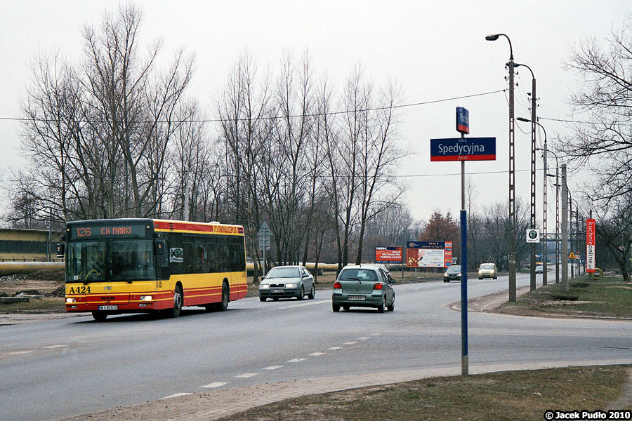 A424
10 lat temu na Płochocińskiej krążyły MANy NL223 z ITSu. Rzut oka na niezabudowane wtedy jeszcze tło daje refleksję, że ostatnio już chyba wszędzie pojawiają się osiedla mieszkaniowe.
Słowa kluczowe: NL223 A424 126 Płochocińska