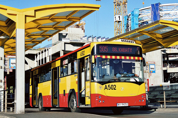 A502
Przód miał nas zmylić, ale w konstrukcji nadal były podobieństwa do Berlieta. W tle Złote Tarasy w budowie. Linii 505 już nie ma.
