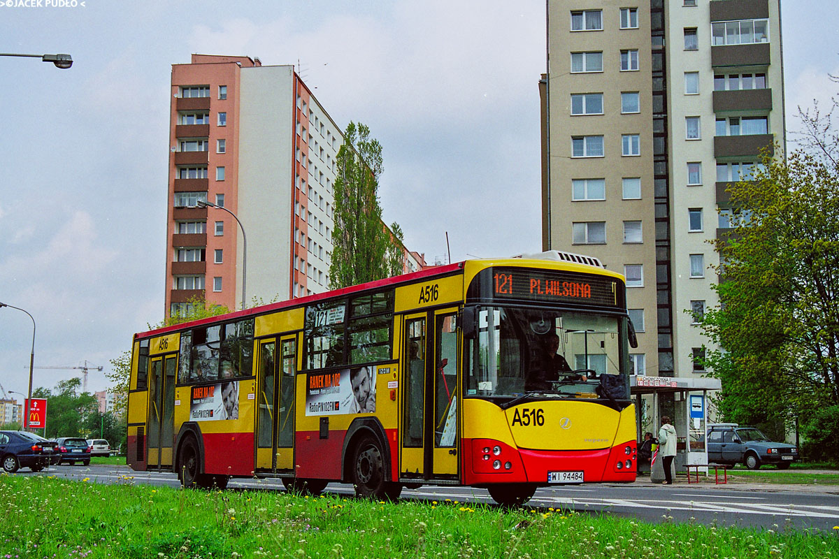 A516
Nowy, wysokopodłogowy autobus w ZTM - teraz już nie do pomyślenia, chyba że na liniach L, gdzie można spotkać wysokie ZAZy z niewielką częścią niskiej podłogi i manualną skrzynią biegów.
Słowa kluczowe: 120M3 A516 121 Conrada