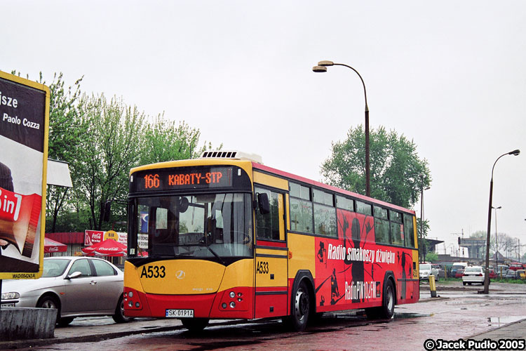 A533
Rodzynek, jakich nie brakowało w owym czasie w stołecznej komunikacji. Do przyjemnych ciekawostek należały wówczas m. in. Ikarusy 435. Autobus stoi na klinkierowej nawierzchni wykonanej z ułożonej ukośnie czerwonej cegły. W latach 40. i 50. taką nawierzchnię miały długie odcinki szosy Warszawa - Lublin...
Słowa kluczowe: M120I A533 166 DworzecWschodni