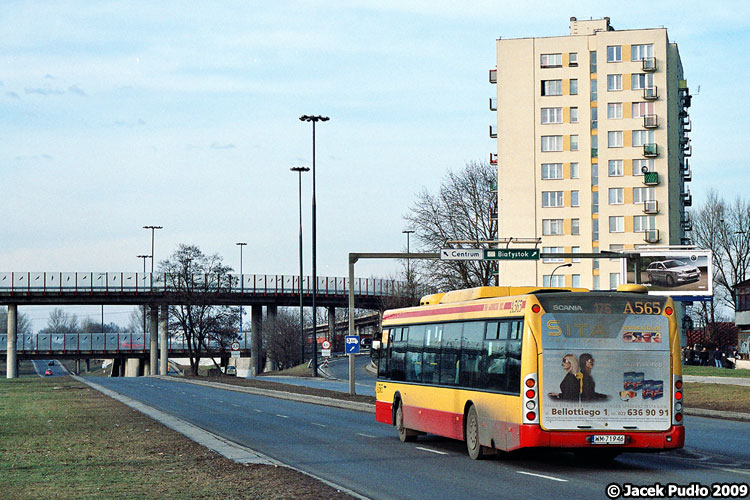 A565
Surowe, betonowe estakady Trasy Toruńskiej musiały się podobać miłośnikom nurtu architektury brutalizmu. Mieszkańcy okolic pewnie jednak nie cieszyli się z hałasu od trasy. Obecna nowoczesna trasa obudowana szkłem to już jednak coś innego.
Słowa kluczowe: Omnicity A565 176 Wysockiego