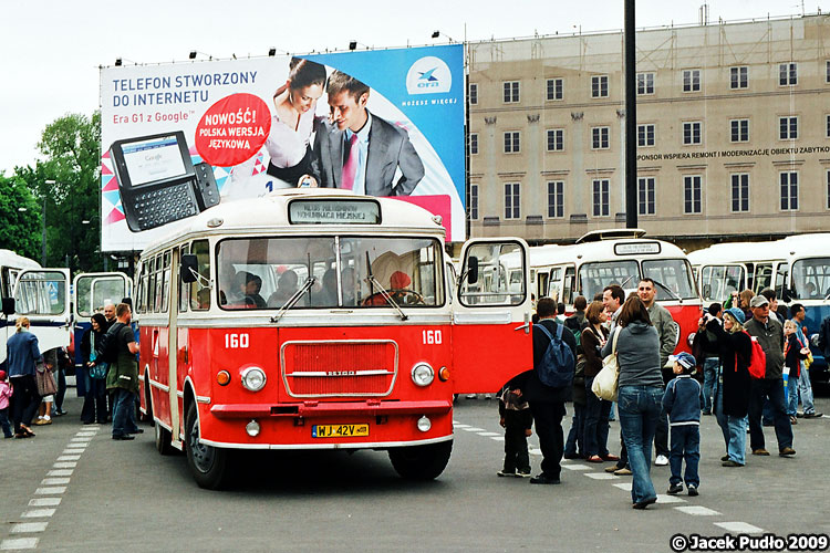 H100B
Pięknie odnowiony San H100B prezentował się w 2009 roku. Pomyśleć że z 18 000 autobusów H100 przetrwały tak nieliczne.
Słowa kluczowe: H100