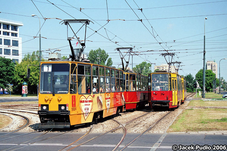 1024
Tramwaje mijają się na Rondzie Daszyńskiego. 10 lat temu było to jeszcze mało znaczące miejsce na skraju centrum. Dziś dociera tu 2 linia metra, a nowe wieżowce wyrastają jak grzyby po deszczu.
Słowa kluczowe: 105Na 1024 1 RondoDaszyńskiego 2006