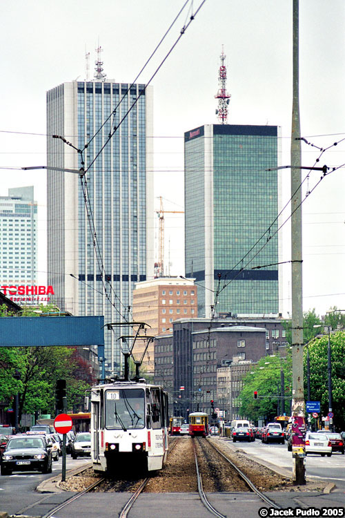 1176
Tramwaje z 2005 roku, kiedy na warszawskich torach była jeszcze znikoma liczba niskopodłogowców - czyli 105Na i 13N.
Słowa kluczowe: 105Na 1176 10 Chałubińskiego