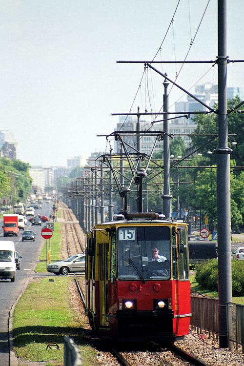 1186+1187
Stopiątka o niespotykanym już klasycznym wyglądzie w drodze na Okęcie. Wagon skasowany w 2015 r.
Słowa kluczowe: 105Na 1186 15 Grójecka