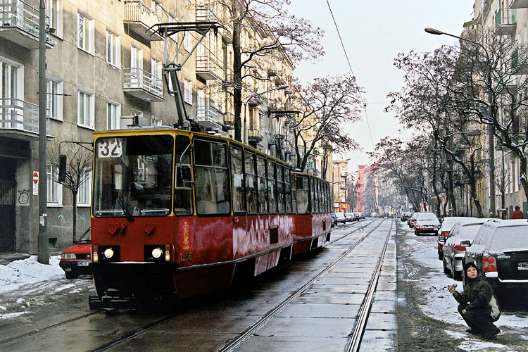 1256
Padło pytanie o zdjęcie z okolic ul. Czynszowej. Jak się nie spodoba, to usunę ;-) Tramwaj z 1988 roku, torowisko przykryte betonowymi prefabrykatami - sprzed czasu szyn pływających i wylewanych ław betonowych.
Słowa kluczowe: 105Na 1256 32 Stalowa 2006