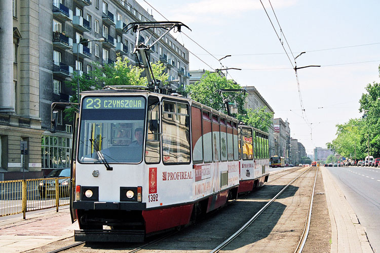 1392
Jakoś bez żalu reklamy na tramwajach odeszły do przeszłości. Tutaj uwieczniona bardzo uciążliwa dla pasażerów reklama na szybach i torowisko przed remontem.
Słowa kluczowe: 105Ne Solidarności 23 2005