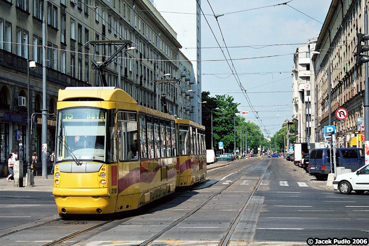 2110
Zużyte, nierówno torowisko w tle utrzymało się jeszcze w tym miejscu przez ładnych parę lat.
Słowa kluczowe: 105N2k2000 2110 15 Nowowiejska