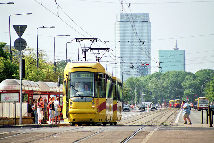 2120
Linia 15 znikała i pojawiała się.
Słowa kluczowe: 105N2k 2120 15 Marszałkowska 2005