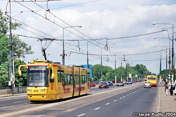 3016
Konstal 116Na - taki gniot pośród tramwajów. Wówczas najnowocześniejszy tramwaj w taborze.
Słowa kluczowe: 116Na 3016 26 MostŚląskoDąbrowski 2004