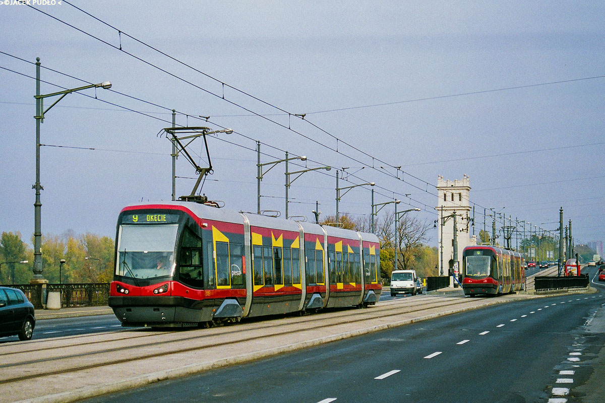 3103
Najnowsze wtedy tramwaje na nowym torowisku, które w założeniu miało być ciche. Hałas jednak niesie się znacznie od konstrukcji mostu.
Słowa kluczowe: 120N 3103 AlejeJerozolimskie