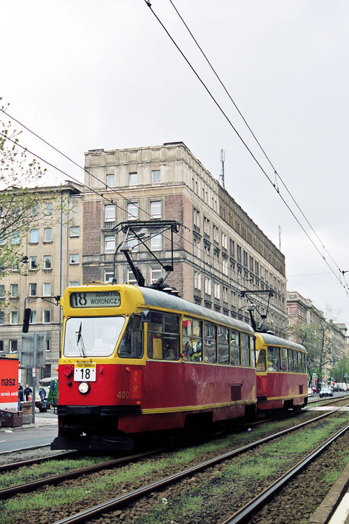 400
Marszałkowska po staremu z "trawiastym" torowiskiem. Na pierwszym planie wyjący tramwaj, a w tle socrealistyczny szpital.
Słowa kluczowe: 13N 400 18 Marszałkowska