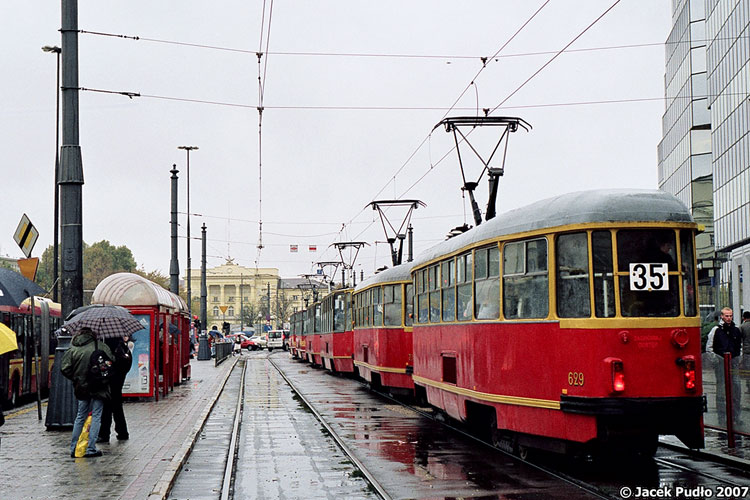 629
Kolejna czerwonych tramwajów. Barwy dominujące zmieniły się przez ostatnie lata na żółte.
Słowa kluczowe: 13N 629 35 placBankowy