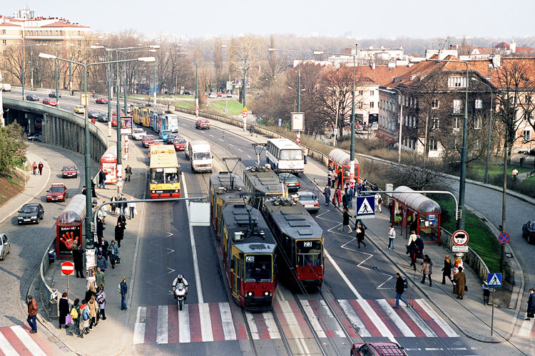 1071
Tramwaje w starych barwach na Trasie W-Z. Numeru bocznego pewien nie jestem.
Słowa kluczowe: 105Na 2004 AlSolidarności