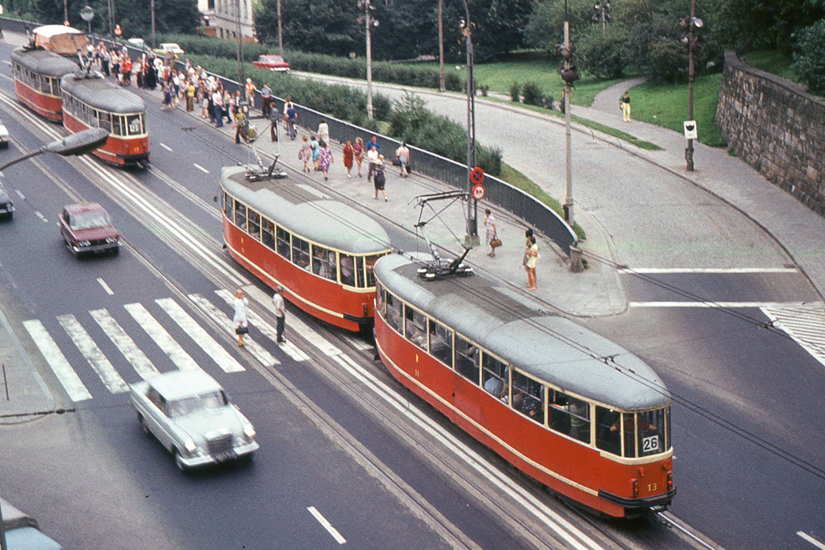 13
Czas przełamać monopol kolegi 3872 na stare zdjęcia. Skład parówek na Trasie W-Z. Ten wagon z 1962 r. jeździł 26 lat - do 1988 r. Zastąpił go 105Na. Obok Mercedes W111 - wybrani jeździli wtedy takimi limuzynami, pomimo iż "oficjalną" limuzyną była Wołga GAZ-24. Ten Mercedes mógł być rówieśnikiem tej parówki. 
Zdjęcie przesłał mi Czech Milos Drbal, który jest autorem zdjęcia.
Słowa kluczowe: 13N 13 Solidarności