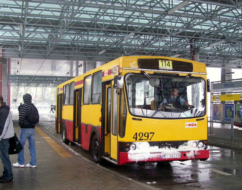 4297
Warszawa, Metro Młociny. 3 lata temu 14.10.2009 mieliśmy jednodniową zimę, akurat tego dnia wybrałem się z rana na robienie zdjęć cyfrówką, nagle zrobiło się zimo i zaczął padać duży śnieg, na mieście jak zawsze wszędzie korki i paraliż komunikacyjny. Jest to jedno z moich pierwszych zdjęć wozów w Warszawie. Niestety, rok później wóz został zezłomowany doszczętnie.
Słowa kluczowe: 120M 4297 114 MetroMłociny 2009