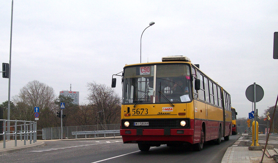 5673
Warszawa, ul. Powązkowska. Wszystkich Świętych coraz bliżej, a ja z nudów grzebałem w moich starych zdjęciach i znalazłem serię z WŚ 2009, kiedy to na większości linii jeździły Ikarusy różnego typu. Brak mi tamtych czasów. Chciałbym udać się za kilkanaście dni w okolice cmentarza i zobaczyć tabuny Ikarusów  śmigających z każdej strony. Tytułowy wóz został zezłomowany w kwietniu tego roku.
Słowa kluczowe: IK280 5673 C90 Powązkowska WS2009