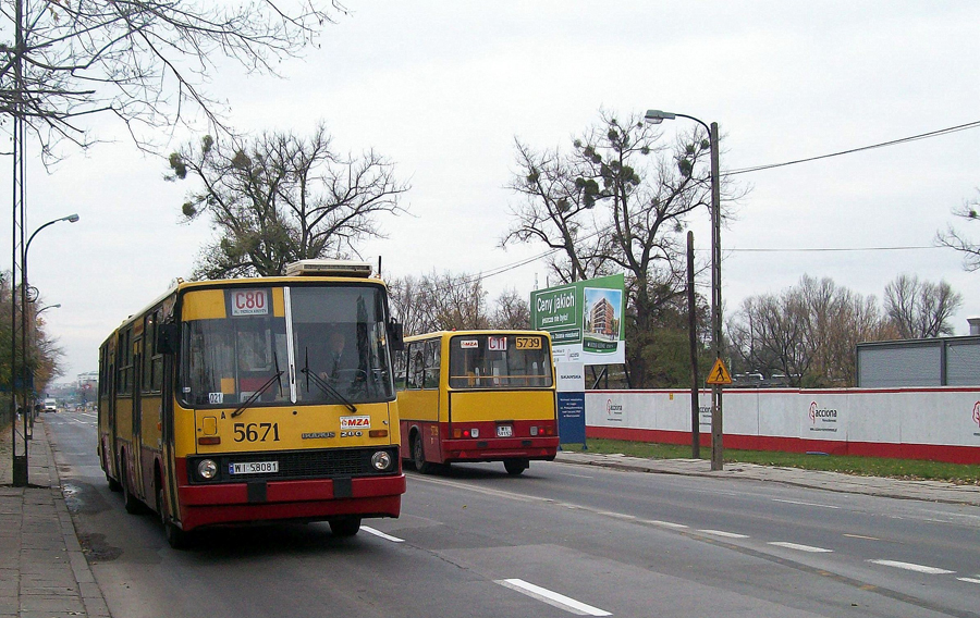 5671
Warszawa, ul. Powązkowska. Kochałem ten widok, już niestety się nie powtórzy. Wóz na pierwszym planie został zezłomowany w maju 2012, a drugi widoczny na zdjęciu dalej gdzieś w ukryciu przemierza ulice Warszawy. 
Słowa kluczowe: IK280 5671 5739 C80 Powązkowska WS2009