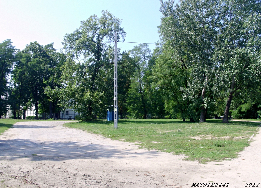 Dawna pętla Tarchomin - wieś
W tle Seminarium, w którym spędziłem ostatni tydzień. W poprzednią sobotę, kiedy tam jechałem, kierująca samochód, w którym jechałem z kolegami do WSD na rekolekcje lektorskie, mama jednego z moich kolegów, pokazała palcem to miejsce i spytała się czy to tu jest ten parking, gdzie mówiłem, żeby zaparkować. Powiedziałem, że nie, że to jest teren dawnej pętli autobusowej. Jak padła jej nazwa, wszyscy wybuchnęli śmiechem.
Wszyscy już wiedzą, zgadka odgadnięta. To jest Tarchomin - wieś. :D
Słowa kluczowe: PętlaTarchominWieś