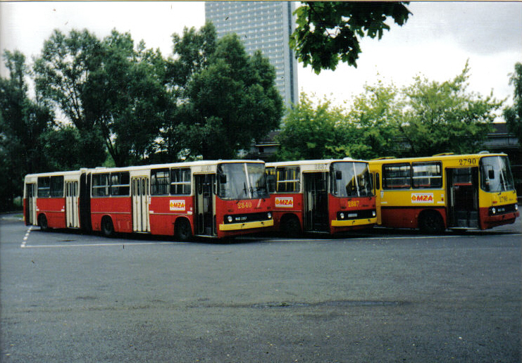 2840 R-5 INFLANCKA
Maj 1995, teren zajezdni Inflancka. Pamiętacie jak w niektórych wozach w kabinie na roletach przeciwsłonecznych było napisane długopisem: STAWIAĆ OD DW.GDAŃSKIEGO?  To jest właśnie ten sektor "od Dw.Gdańskiego" 
Słowa kluczowe: IK280 2840 2887 2790 ZajezdniaInflancka 1995